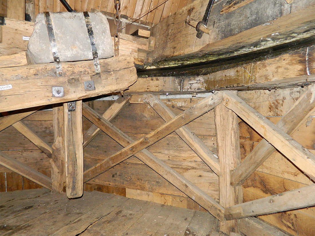 11, Molen 01033 Grote Geesterse Molen (Geesteren), Vincent Mepschen (7-5-2017)De zeer lichte hondsoren met de - duidelijk later aangebrachte - veldkruisen.  | Database Nederlandse molens