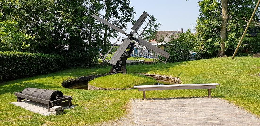 1, Molen 10073 Zuid (Giethoorn), Pieter Zuijkerbuijk (22-5-2018)Zie ook het Tonmolentje op de voorgrond. Deze werd in tegenstelling tot de tjasker (wieken) met de hand bediend (zwengel). | Database Nederlandse molens