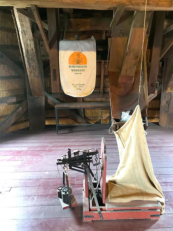 6, Molen 02699 De Oelemölle (Hardenberg), Toby de Kok (4-8-2018)De indeling van deze molen is bijzonder. Op de stellingzolder stond vroeger een pelkoppel. Een zolder hoger word het meel opgevangen van het koppel stenen dat zich nog een zolder hoger bevind met het spoorwiel (en vroeger een luiwerk). De steenspil eindigt daarom ook in de kapzolder. | Database Nederlandse molens