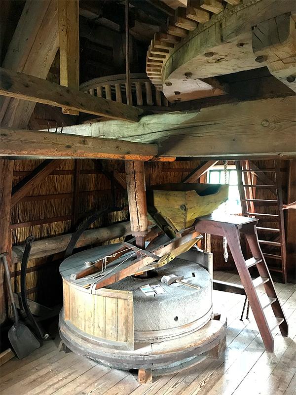 7, Molen 02699 De Oelemölle (Hardenberg), Toby de Kok (4-8-2018)Het overgebleven koppel blauwe stenen. | Database Nederlandse molens