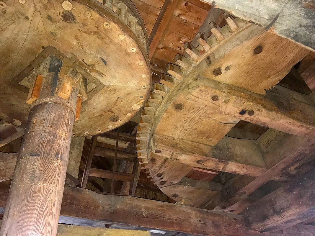 9, Molen 02699 De Oelemölle (Hardenberg), Toby de Kok (4-8-2018)Steenschijfloop en spoorwiel. | Database Nederlandse molens