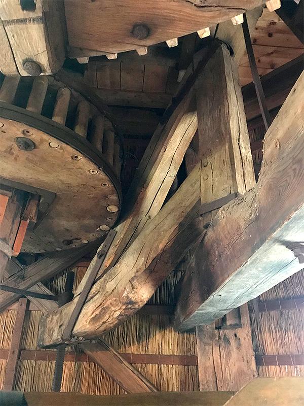 10, Molen 02699 De Oelemölle (Hardenberg), Toby de Kok (4-8-2018)Heel bijzonder: een hangende steenkraan. | Database Nederlandse molens