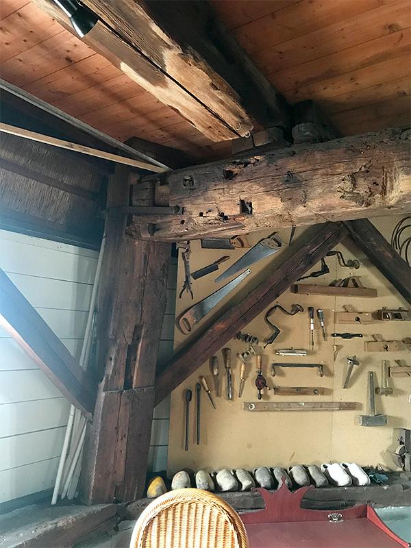 12, Molen 02699 De Oelemölle (Hardenberg), Toby de Kok (4-8-2018)Het achtkant zelf moet al heel oud zijn en heel veel balken verraden dat zij vroeger een andere functie hebben gehad. Al met al een interessante molen om eens van binnen te bekijken. | Database Nederlandse molens