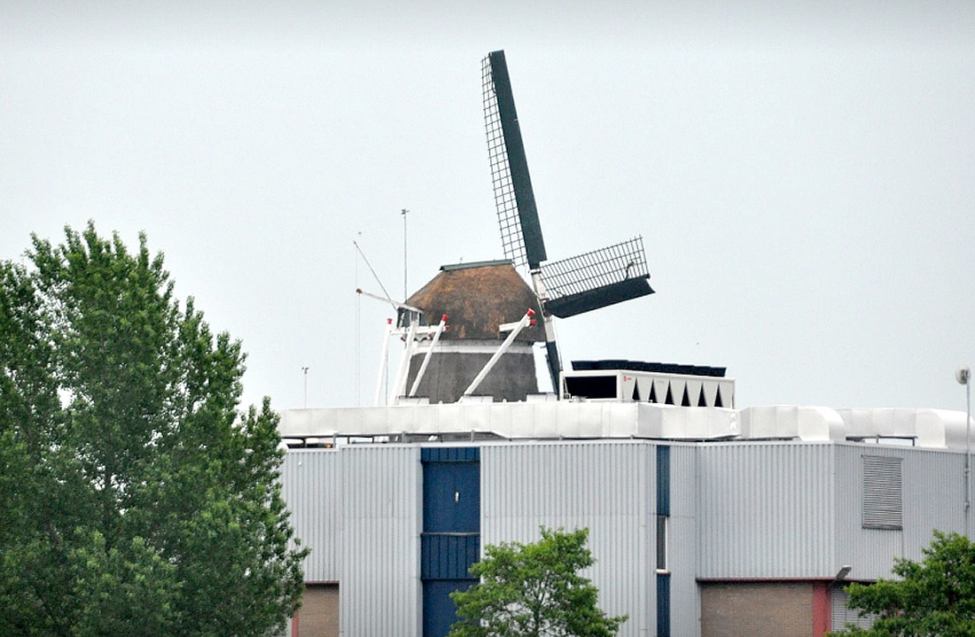 3, Molen 01854 Bökkers Mölle (Olst), G. Aberson (5-2017)De situatie na de uitbreiding van Solvay in het uitwaardengebied van de IJssel in Olst. | Database Nederlandse molens