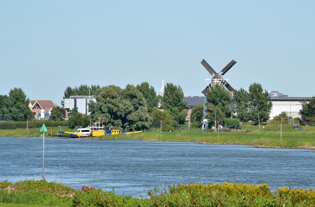 4, Molen 01854 Bökkers Mölle (Olst), Rob Pols (17-8-2016). De malende Bökkers Mölle gezien vanaf de overkant van de IJssel bij Welsum. | Database Nederlandse molens
