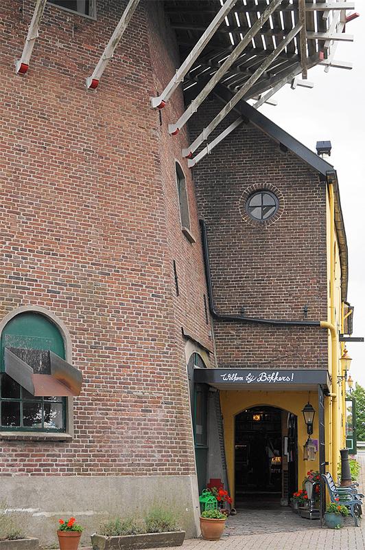 5, Molen 01854 Bökkers Mölle (Olst), Boukje van Leijen (18-8-2018)Rechts de ingang van bakker Bökkers. | Database Nederlandse molens