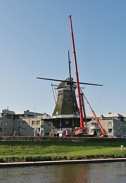 4, Molen 02636 De Konijnenbelt (Ommen), A.H. Slotman (25-3-2014). Het steken van de roeden.  | Database Nederlandse molens