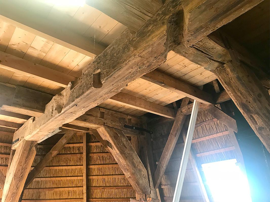 9, Molen 02636 De Konijnenbelt (Ommen), Toby de Kok (4-8-2018)Hergebruikte balken die nu dienst doen in het achtkant. | Database Nederlandse molens