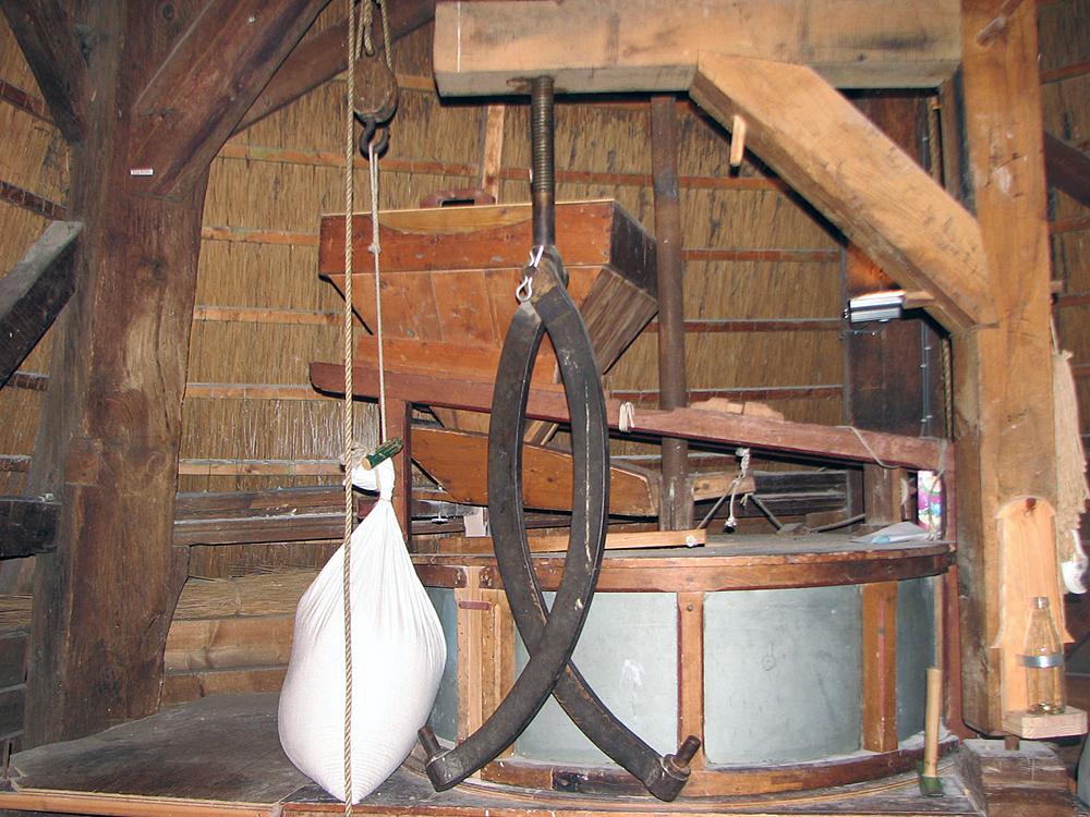 10, Molen 02635 Makkinga's Mölle (Ommen), Simon van Kampen (22-8-2008)Maalkoppel met steenkraan. | Database Nederlandse molens