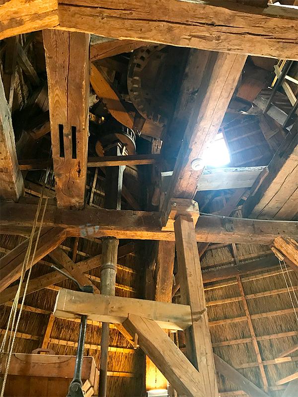 11, Molen 02635 Makkinga's Mölle (Ommen), Toby de Kok (4-8-2018)Door het houtzaagverleden is het binnen een vrij open geheel! Bemerk de lange steenspil en het oude aandrijfwiel onder het spoorwiel. | Database Nederlandse molens