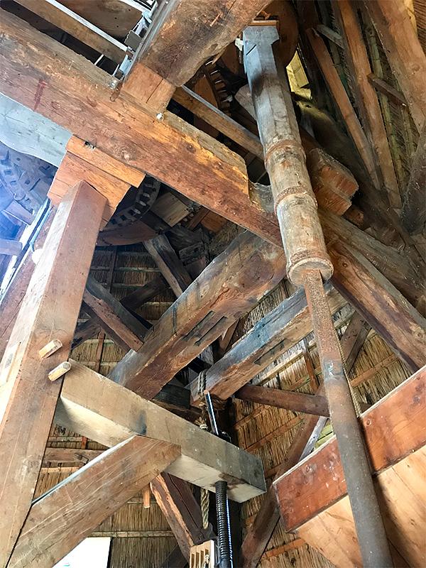 12, Molen 02635 Makkinga's Mölle (Ommen), Toby de Kok (4-8-2018)De lange steenspil. | Database Nederlandse molens