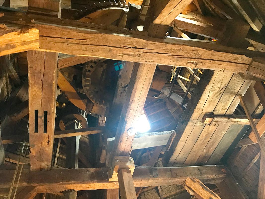 13, Molen 02635 Makkinga's Mölle (Ommen), Toby de Kok (4-8-2018)Een blik vanaf de stellingzolder naar boven. Let op de sleuven in de linker bintbalk: ankerplaats van één van de pollen van de vroegere krukas.  | Database Nederlandse molens
