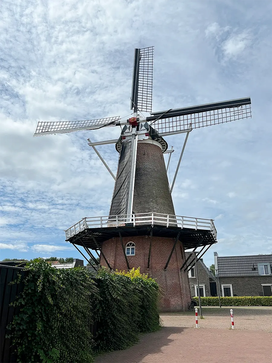 Molen 02685 Molen van Oude Hengel (Ootmarsum), Inge van Kasteren (28-7-2022)Alle bouwwerkzaamheden zijn klaar, een mooi pleintje is ontstaan en men kan om de molen heen lopen of fietsen. | Database Nederlandse molens