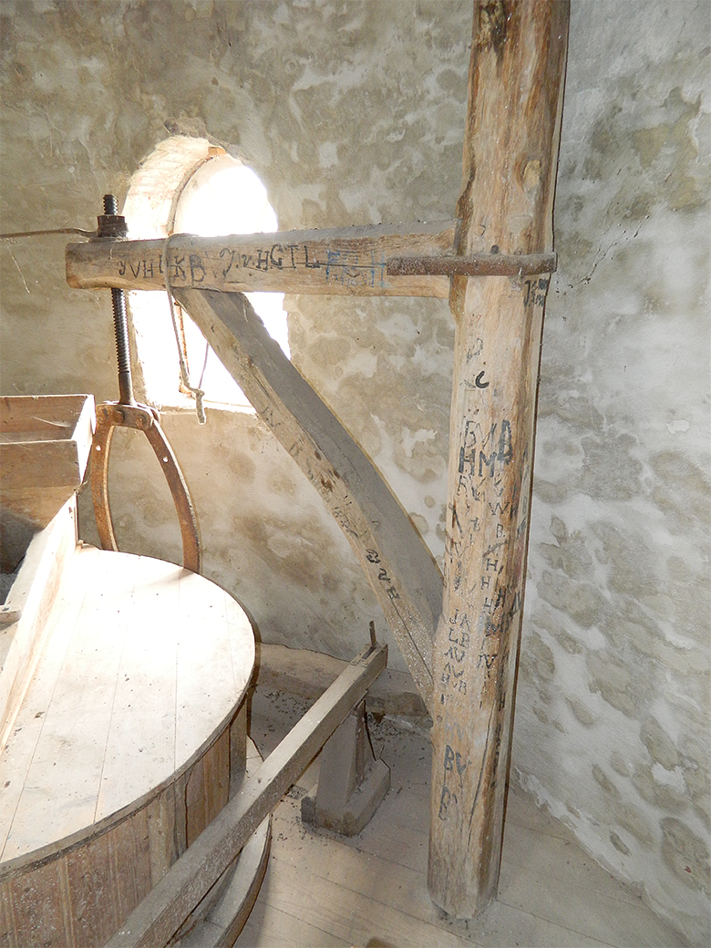 12, Molen 02685 Molen van Oude Hengel (Ootmarsum), Vincent Mepschen (24-8-2017) Rijk beschreven steenkraan. | Database Nederlandse molens