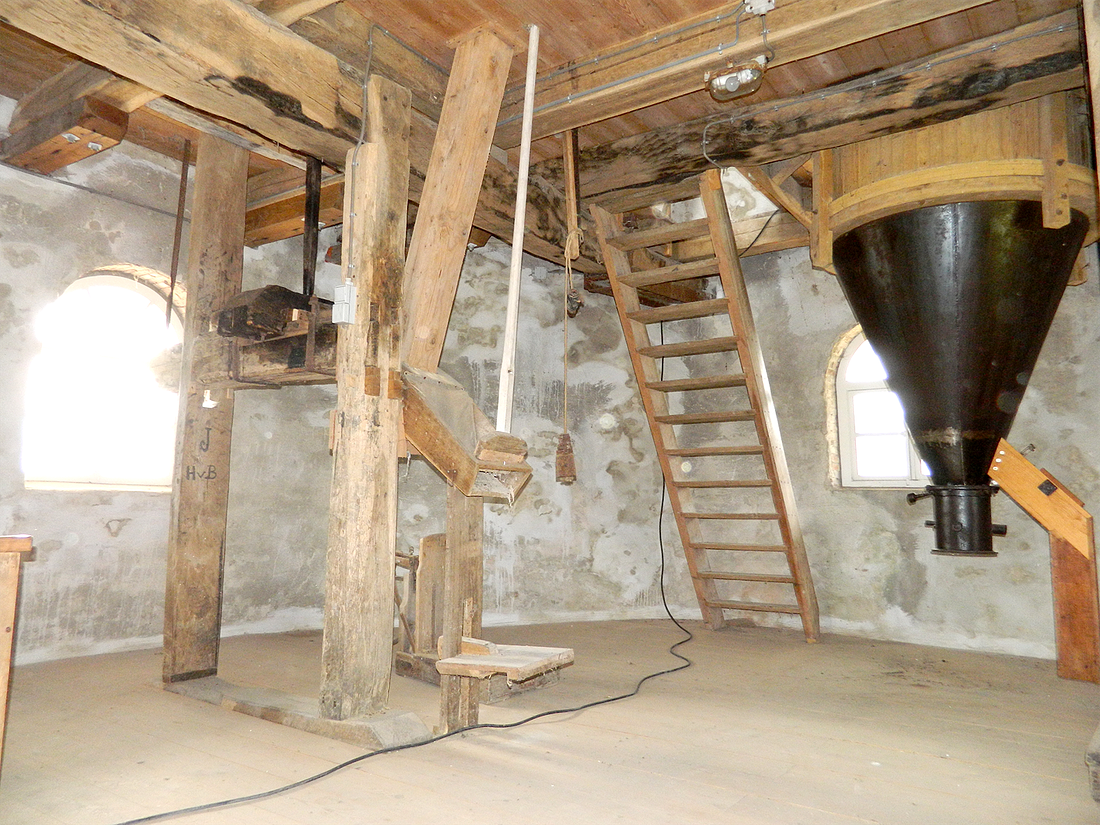 11, Molen 02685 Molen van Oude Hengel (Ootmarsum), Vincent Mepschen (24-8-2017) Overzicht 1e verdieping. | Database Nederlandse molens