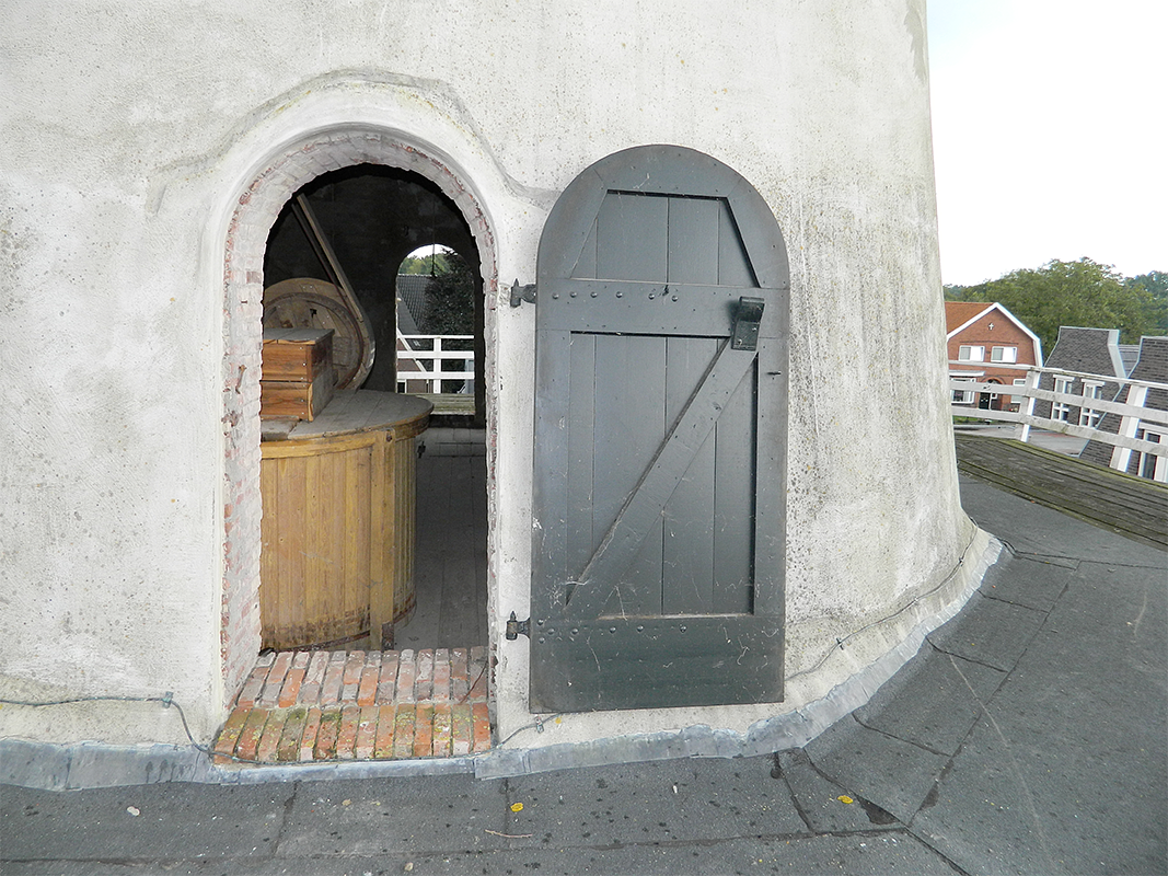 9, Molen 02685 Molen van Oude Hengel (Ootmarsum), Vincent Mepschen (24-8-2017) Stelling met binnen de mengketel. | Database Nederlandse molens