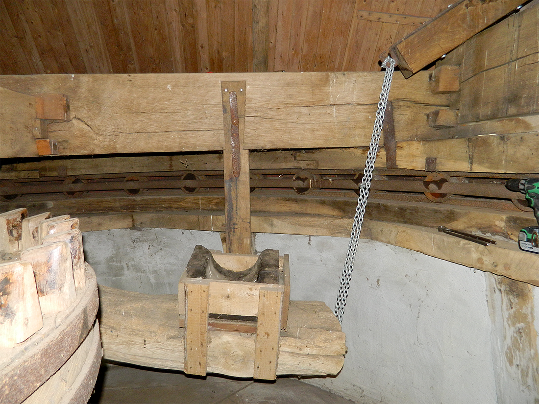 16, Molen 02685 Molen van Oude Hengel (Ootmarsum), Vincent Mepschen (24-8-2017) In de kap. | Database Nederlandse molens