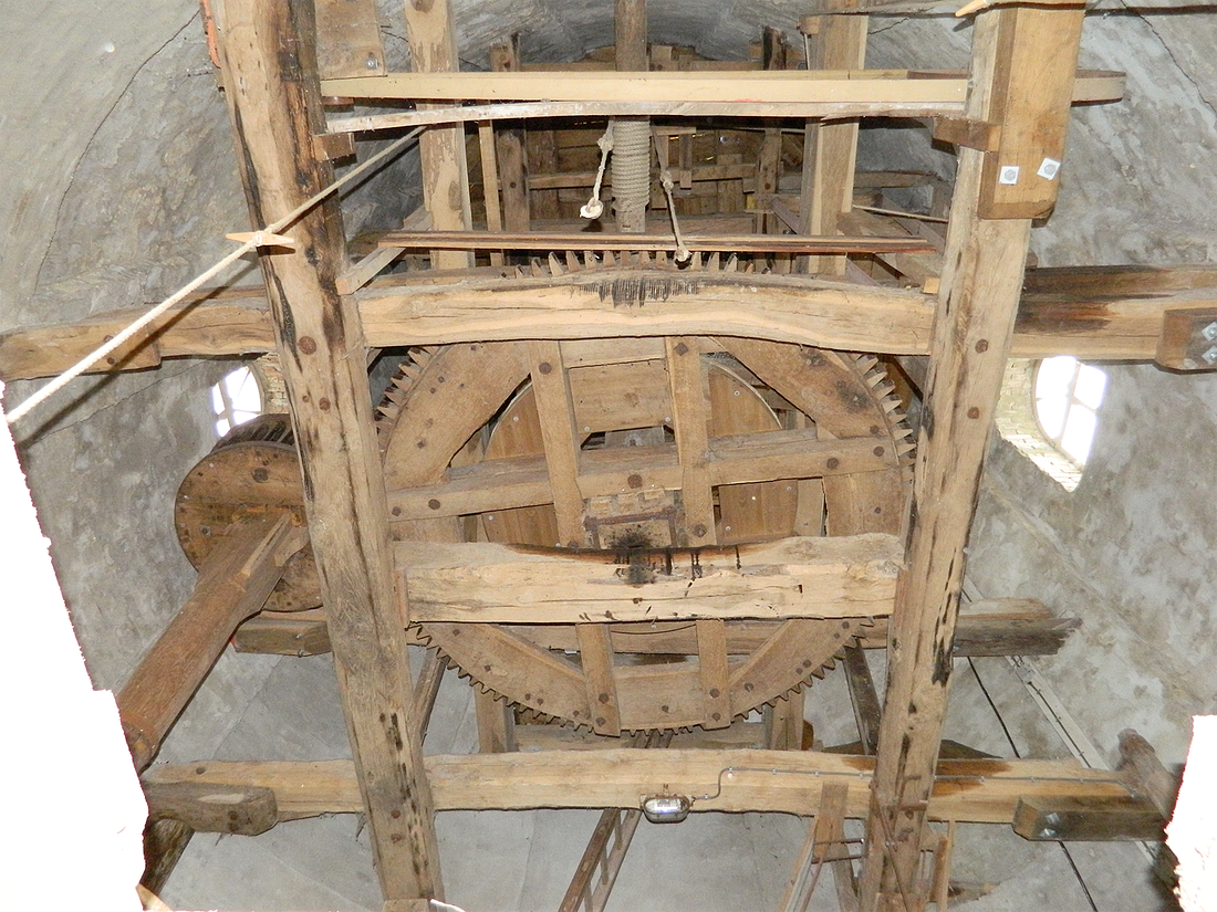 19, Molen 02685 Molen van Oude Hengel (Ootmarsum), Vincent Mepschen (24-8-2017)Blik naar boven vanaf de eerste verdieping. Het rechter luitouw is van het tweede electrische luiwerk. | Database Nederlandse molens
