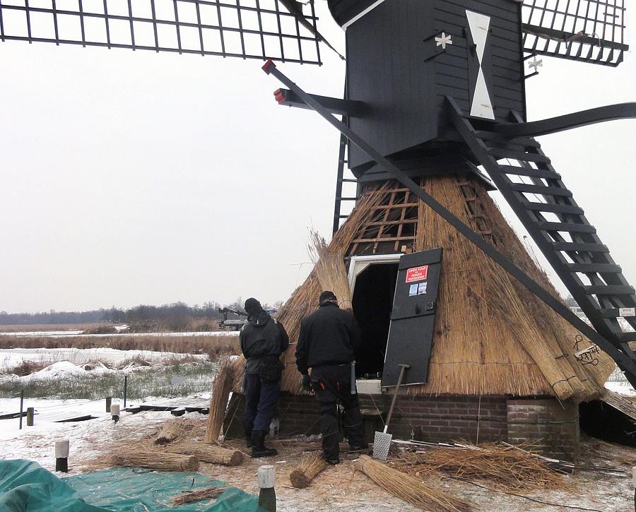 3, Molen 10079 De Wicher (Kalenberg), Nieuw riet op de ondertoren van de spinnenkop.  H.H. Elzenaar (23-1-2013). | Database Nederlandse molens