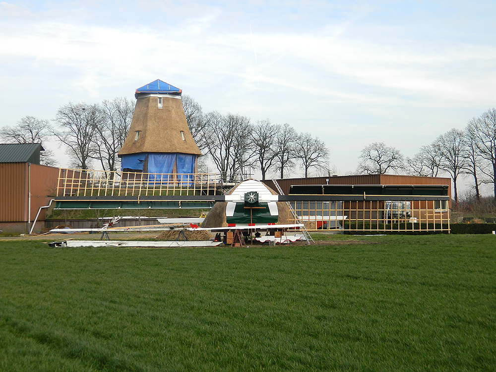 8, Molen 02722 Windlust (Radewijk), Vincent Mepschen (22-1-2016). Tijdens grote restauratie (2016) | Database Nederlandse molens