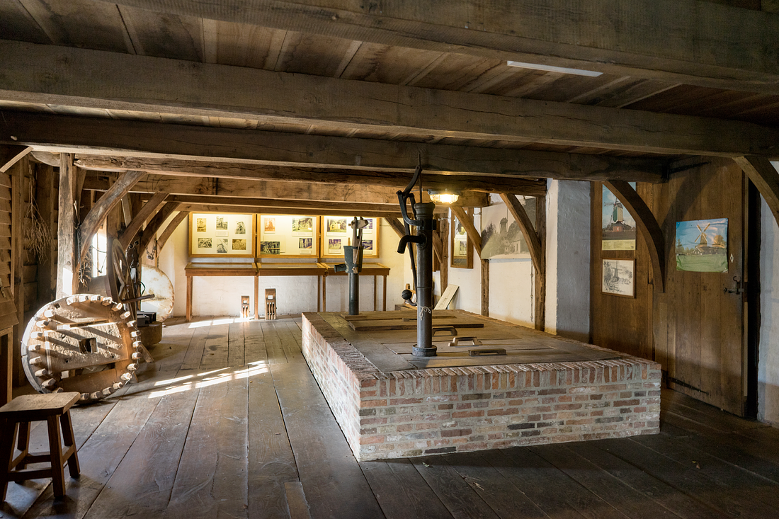 19, Molen 01023 Pelmolen Ter Horst (Rijssen), Marcel van Nies (13-10-2017)Twee oliekelders. | Database Nederlandse molens