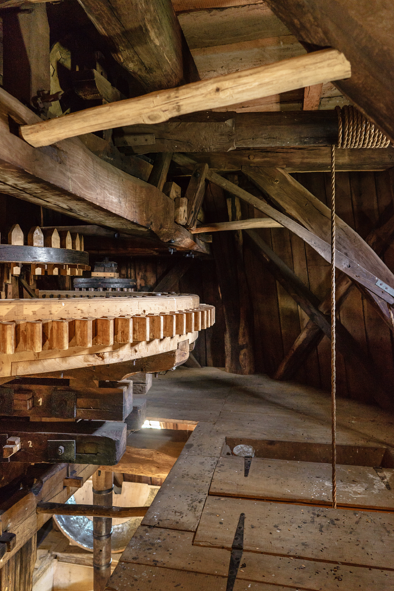 21, Molen 01023 Pelmolen Ter Horst (Rijssen), Marcel van Nies (13-10-2017)Het spoorwiel, met daarboven het kammenluiwerk, en eronder de bijzondere koppeling van de koningsspil. | Database Nederlandse molens