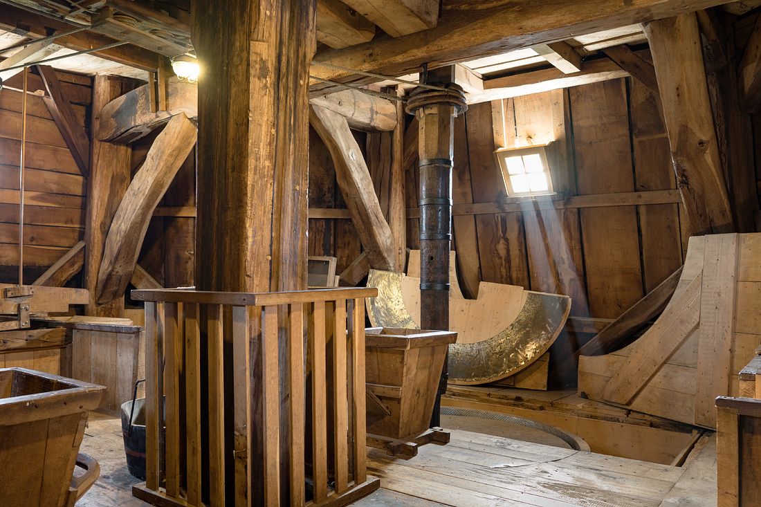22, Molen 01023 Pelmolen Ter Horst (Rijssen), Marcel van Nies (13-10-2017)Eén van de pelstenen ligt deels open. | Database Nederlandse molens