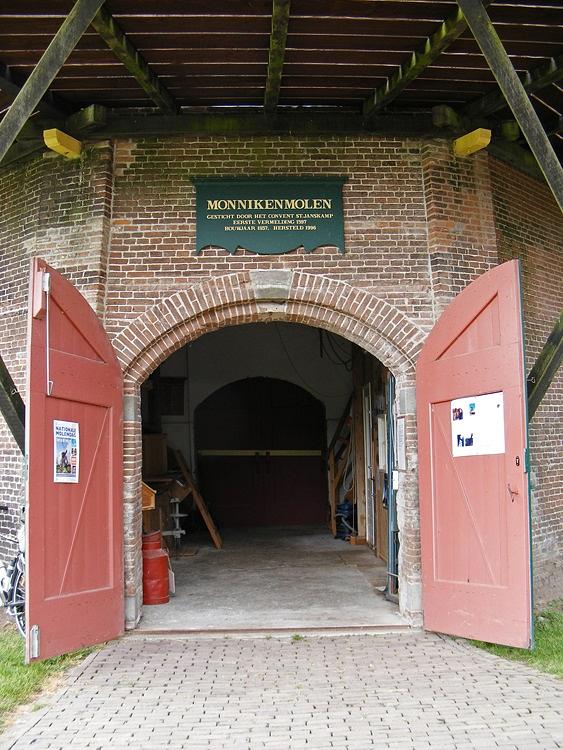 4, Molen 03685 Monnikenmolen (Sint Jansklooster), Martin E. van Doornik (23-5-2015). | Database Nederlandse molens
