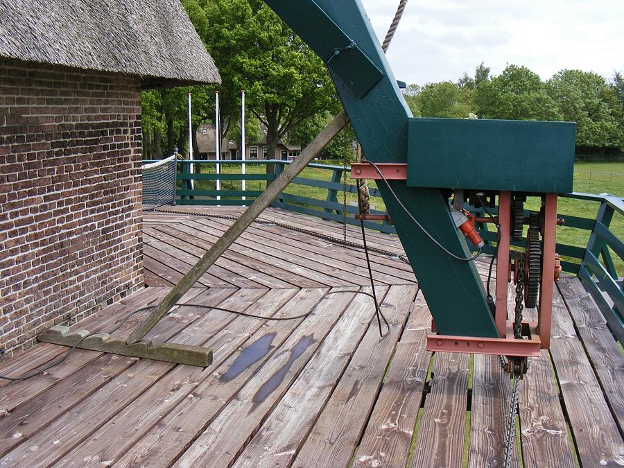 7, Molen 03685 Monnikenmolen (Sint Jansklooster), Sinds kort heeft de kruilier een elektrische aandrijving.  Martin E. van Doornik (23-5-2015). | Database Nederlandse molens
