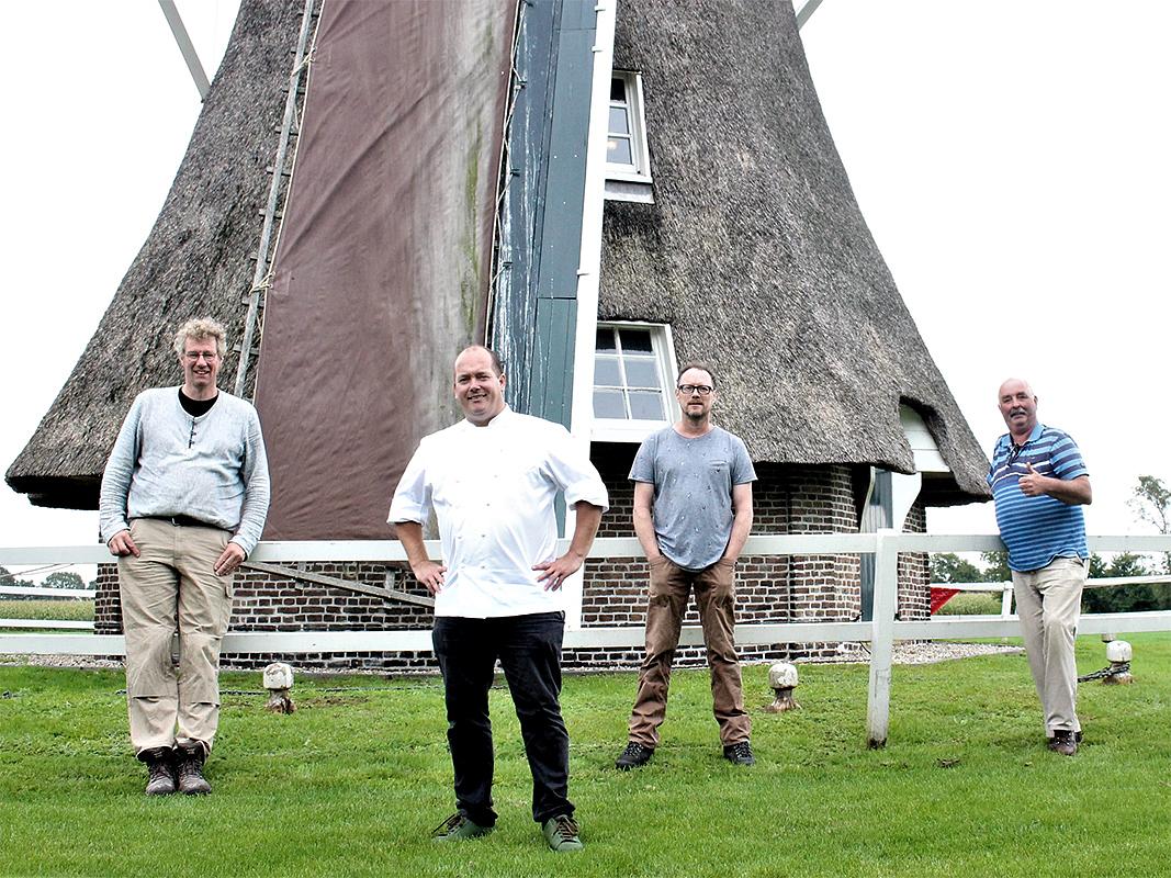 5, Molen 02630 De Leijen (Staphorst), Ruud Roose (13-09-2020)Moleneigenaar Jarno Eggen met drie molenaars. | Database Nederlandse molens