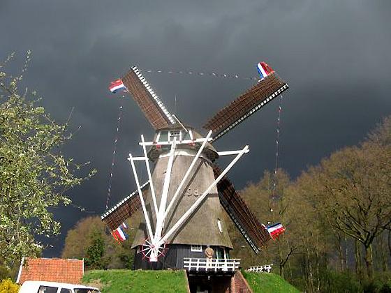 3, Molen 12172 Westerveld Möl (Tilligte), F.A. Brinks (29-4-2006).  Opmerking van de fotograaf: het kruis hangt er nog steeds aan! | Database Nederlandse molens