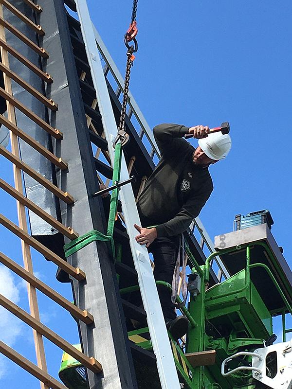 3, Molen 11458 Wissink's Möl (Enschede), Toine Zwitserlood (24-9-2020)Op deze foto is te zien hoe de molenbouwer de oplangers vastzet op de borstroeden. | Database Nederlandse molens