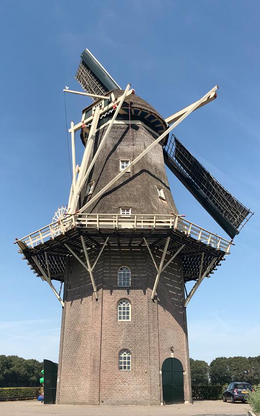 2, Molen 01845 De Vilsterse Molen (Vilsteren), Toby de Kok (4-8-2018)De molen maalt tijdelijk met één roede (zie Geschiedenis). | Database Nederlandse molens