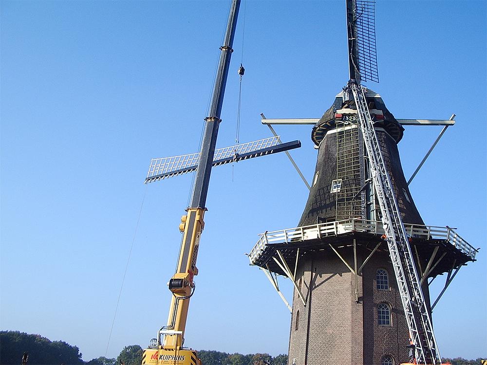 4, Molen 01845 De Vilsterse Molen (Vilsteren), G. van der Weide (27-10-2015)Het plaatsen van een gedeelde roede in 2015. | Database Nederlandse molens