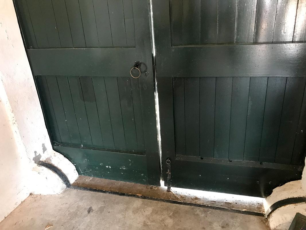 6, Molen 01845 De Vilsterse Molen (Vilsteren), Toby de Kok (4-8-2018)Een fraai detail: de boogjes bij de toegangsdeuren om wagenwielen te geleiden. | Database Nederlandse molens