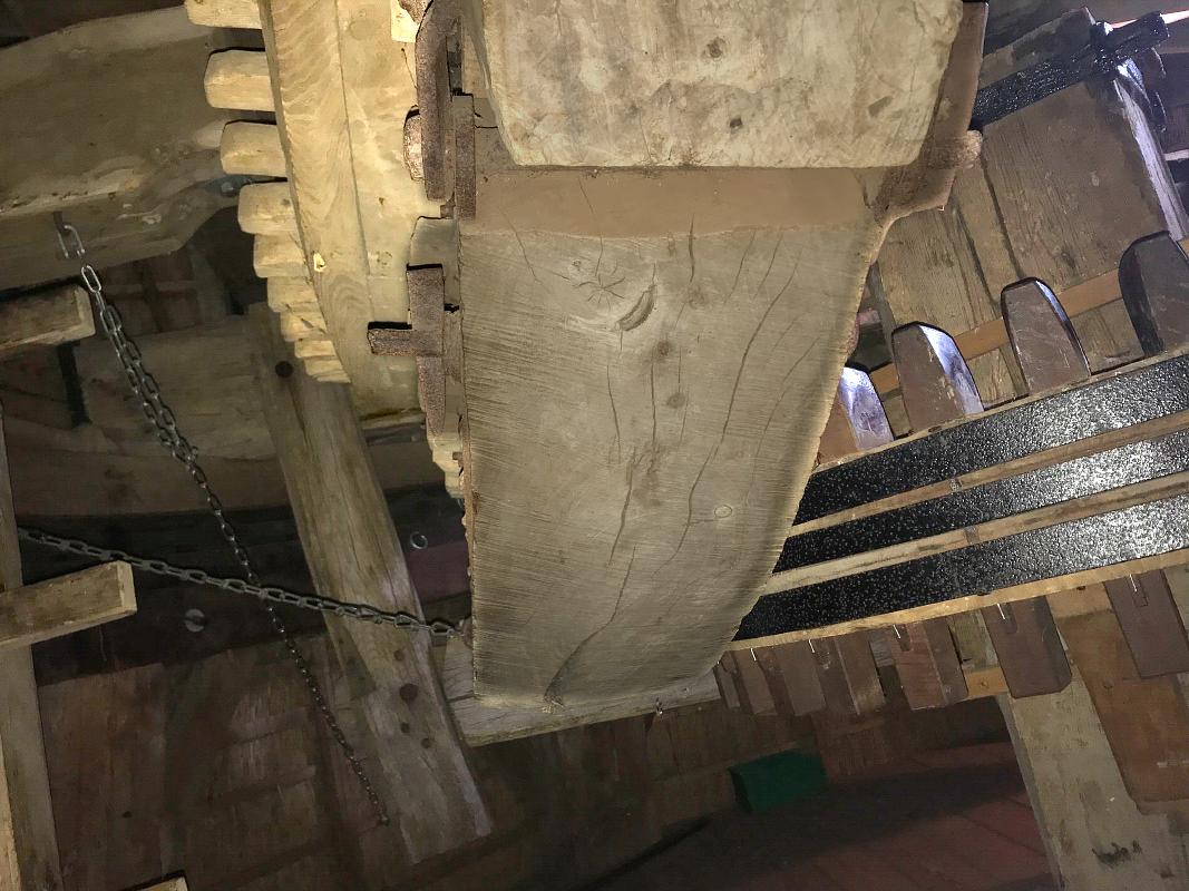 10, Molen 01845 De Vilsterse Molen (Vilsteren), Toby de Kok (4-8-2018)De kammen van de achtermolen bevinden zich nog steeds in het oude bovenwiel (zie Geschiedenis). | Database Nederlandse molens