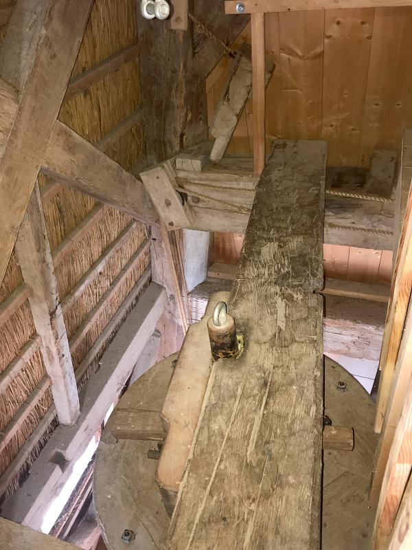 12, Molen 01845 De Vilsterse Molen (Vilsteren), Toby de Kok (4-8-2018)Het systeem met touwen en een verschuifbare balk om het koppel stenen in en uit het werk te zetten. | Database Nederlandse molens
