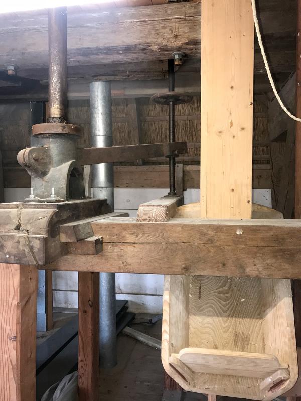 13, Molen 01845 De Vilsterse Molen (Vilsteren), Toby de Kok (4-8-2018)Het systeem om de afstand tussen de molenstenen te regelen d.m.v. een spindel. | Database Nederlandse molens