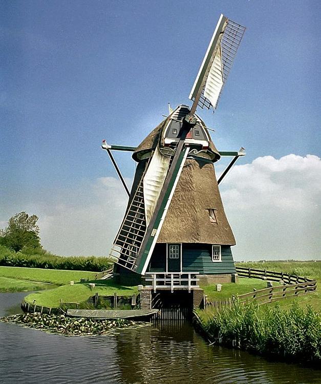 7, Molen 00033 Dorregeester molen (Uitgeest), Michael Wannet (2002)De malende molen met één roede, in afwachting van de nieuwe roede in 2006. | Database Nederlandse molens