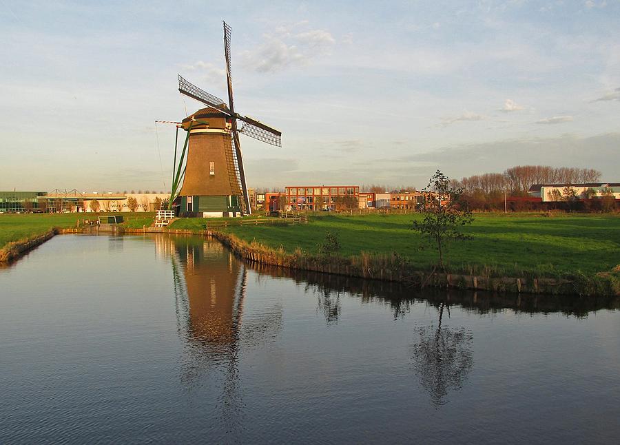 3, Molen 10672 De Kat (Uitgeest), De steeds oprukkende bebouwing maakt de omgeving er niet mooier op!  Piet Glasbergen (11-11-2014). | Database Nederlandse molens