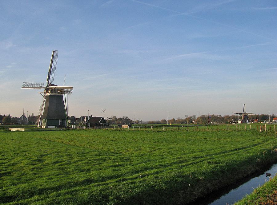 5, Molen 10672 De Kat (Uitgeest), Piet Glasbergen (11-11-2014)Links De Kat, rechts De Dog. | Database Nederlandse molens