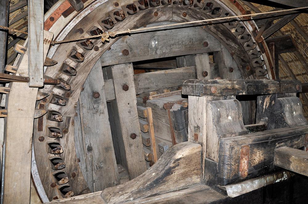 11, Molen 10672 De Kat (Uitgeest), Jan de Goede (22-9-2018).Het bovenwiel gaat nog wel, maar de korte bovenas met penstoel zien er allesbehalve Noord-Hollands uit.&nbsp; | Database Nederlandse molens
