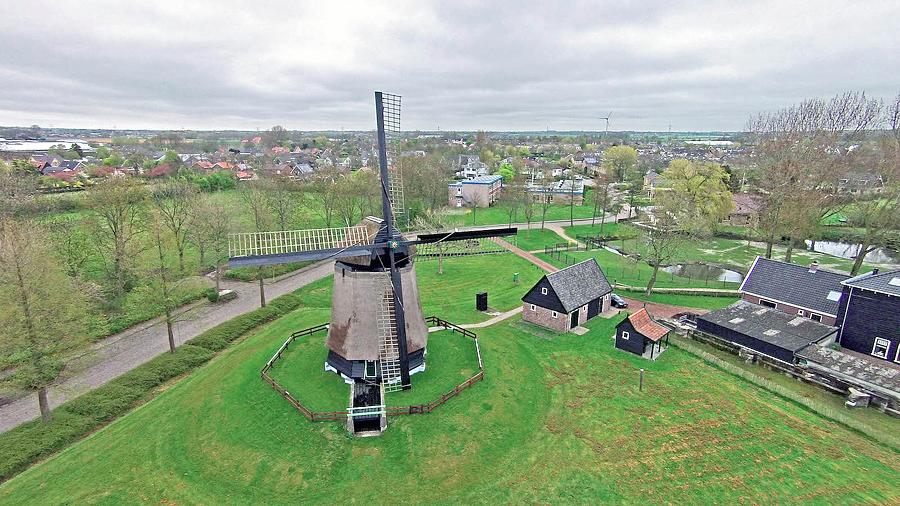 3, Molen 00357 Poldermolen Waarland (Waarland), René Pronk (26-4-2015)Op deze dronefoto is de landschappelijke waarde inderdaad door beplantingen beperkt. Daarnaast is het heel goed te zien, dat de molen 'als een vis op het droge' staat. | Database Nederlandse molens