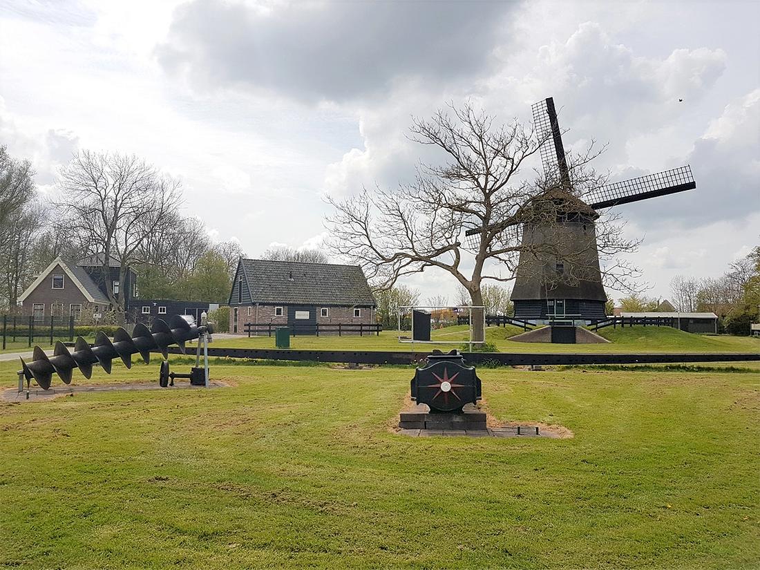 4, Molen 00357 Poldermolen Waarland (Waarland), Ben P. Weber (6-5-2021)Molen met de opgestelde oude askop en vijzel. | Database Nederlandse molens