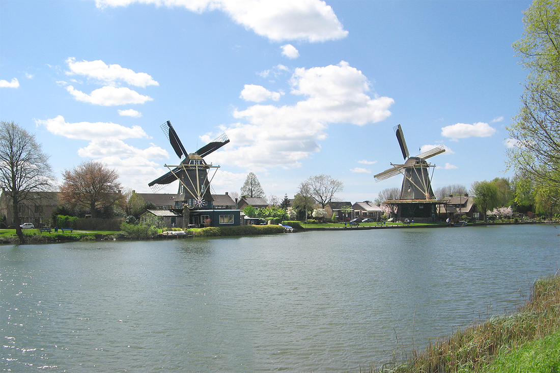 5, Molen 00694 De Eendragt (Weesp), Piet Glasbergen (4-5-2013) - De Eendragt en de Vriendschap. | Database Nederlandse molens