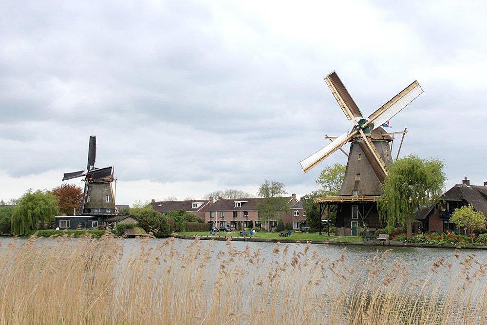 1, Molen 00693 De Vriendschap (Weesp), Links De Eendragt, rechts De Vriendschap.  Frits Kruishaar (5-5-2012) | Database Nederlandse molens
