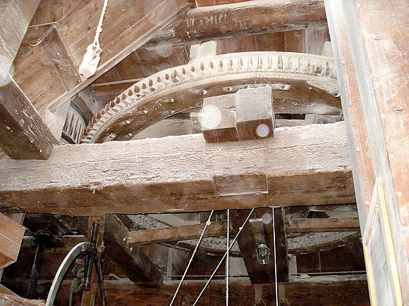 9, Molen 00693 De Vriendschap (Weesp), Het zeer grote spoorwiel - let op de fijne steek!  Anja Hoogduin (29-3-2008). | Database Nederlandse molens