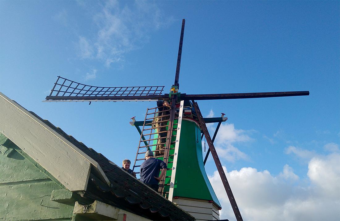 2, Molen 06907 r bis De Jonge Dirk (Westzaan), Nadia Kreuger (16-1-2016) Het steken van de roeden. Zie 'Geschiedenis'. | Database Nederlandse molens