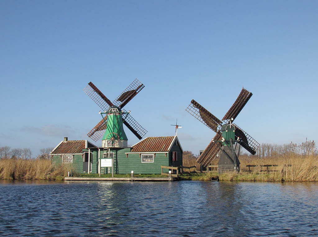 7, Molen 06907 r bis De Jonge Dirk (Westzaan), De Jonge Dirk heeft gezelschap van de weidemolen De Zwaan.  Abel van Loenen (4-1-2017) | Database Nederlandse molens
