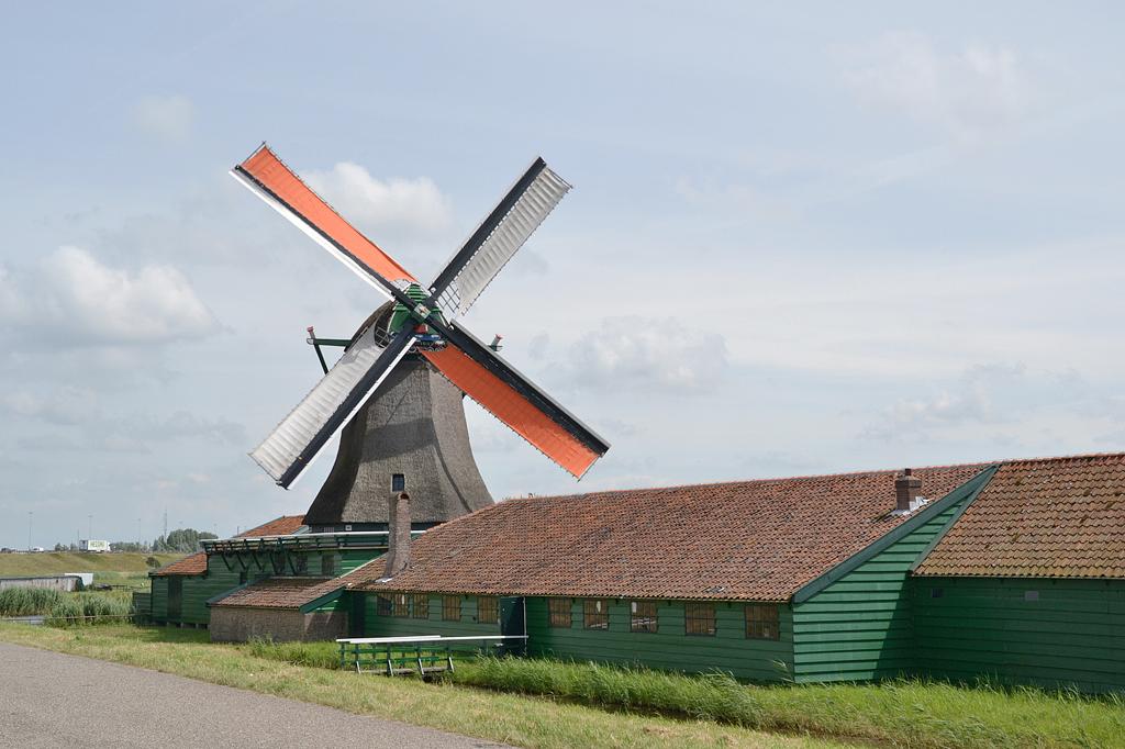 1, Molen 01067 De Schoolmeester (Westzaan), Rob Pols (15-7-2016). De Schoolmeester malend met Zaanse zomerzeilen. | Database Nederlandse molens